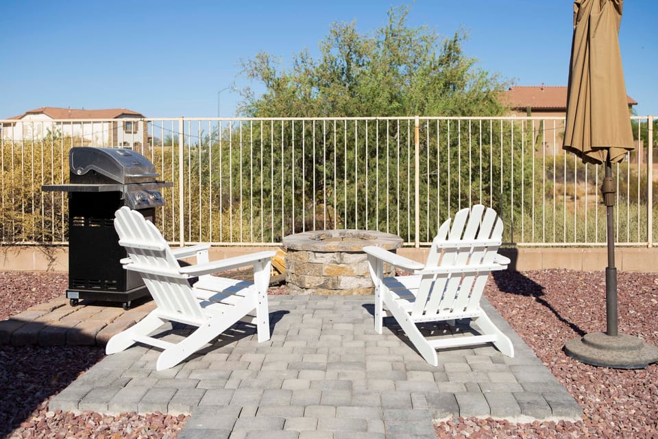 Poolside Relaxation: Couple's Retreat in Peoria! Apartment in Glendale