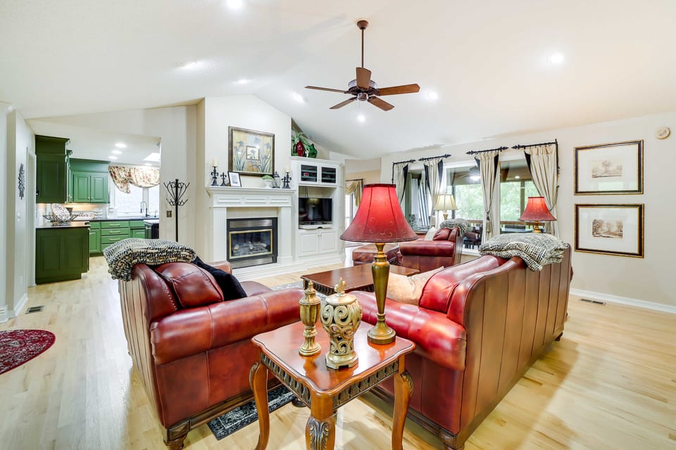 Bella Vista Lakehouse w/ Hill Tram, Deck & Views! House in Bella Vista