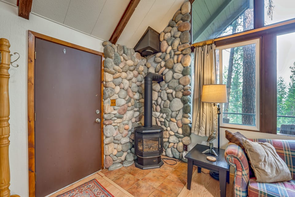 Hillside Hideaway: Warm & Cozy Terrace Lakes Cabin House in Valley County