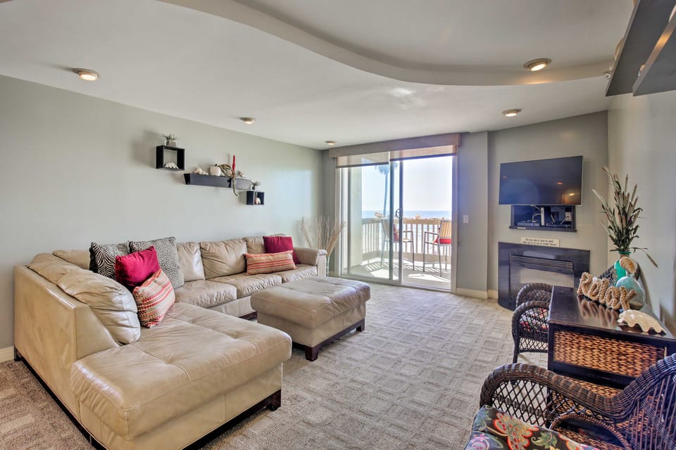 Beachfront Oceanside Condo w/ Pool & Hot Tub! Apartment in Oceanside