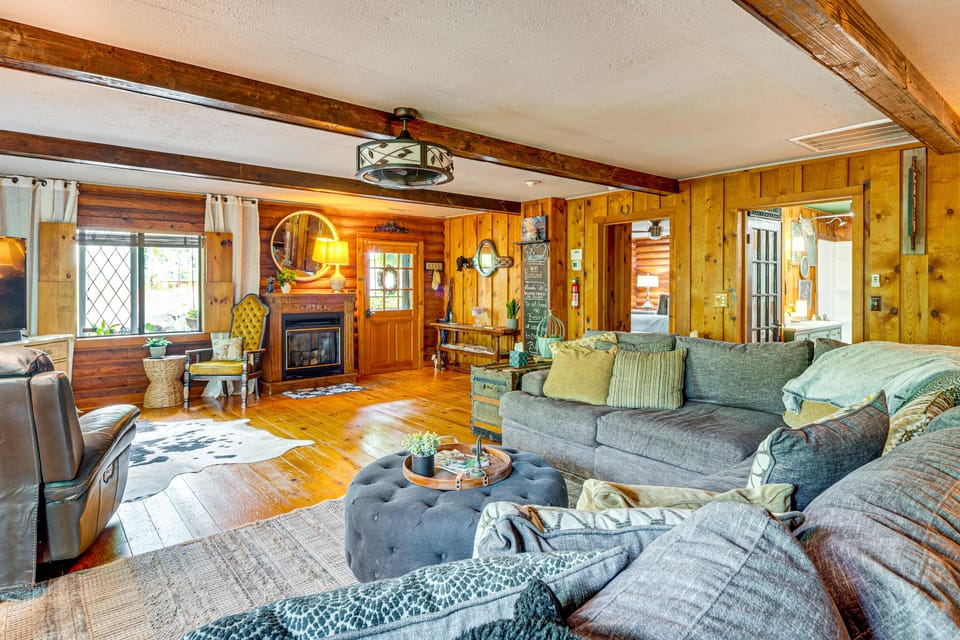 2 Decks, Gas Grill! Wooded Cabin Near Lake Lure House in Lake Lure