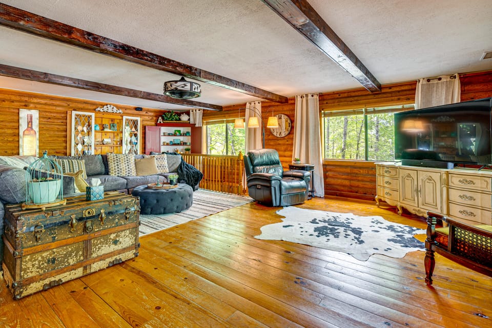 2 Decks, Gas Grill! Wooded Cabin Near Lake Lure House in Lake Lure