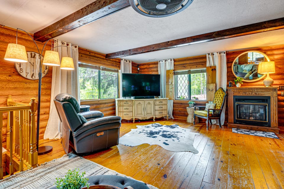 2 Decks, Gas Grill! Wooded Cabin Near Lake Lure House in Lake Lure