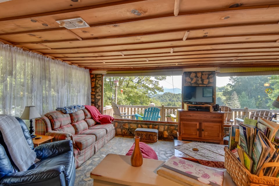Mountain Cottage w/ Views Near Tail of the Dragon! Cottage in Tennessee