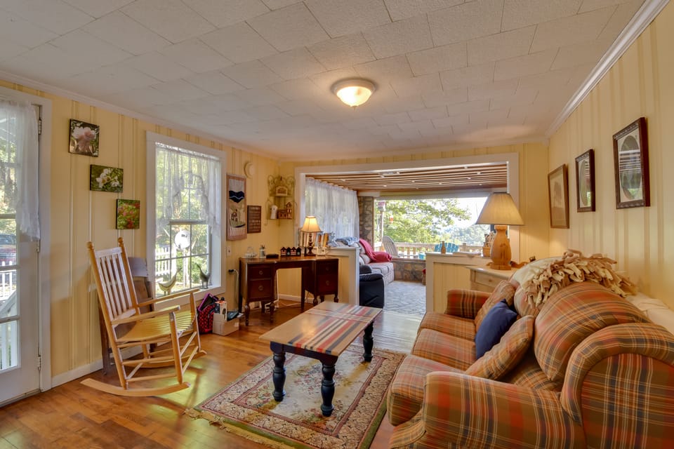 Mountain Cottage w/ Views Near Tail of the Dragon! Cottage in Tennessee