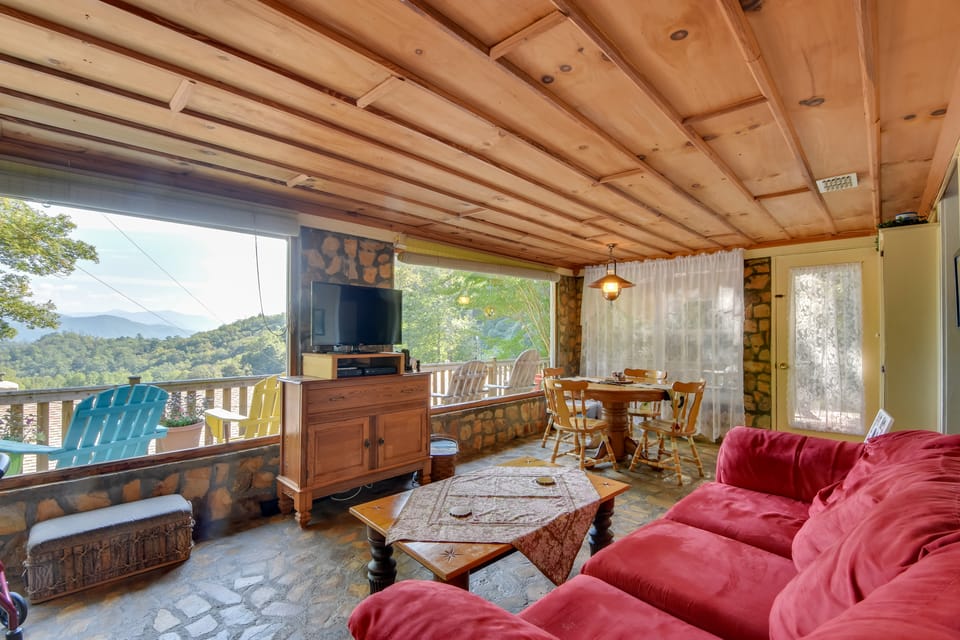 Mountain Cottage w/ Views Near Tail of the Dragon! Cottage in Tennessee