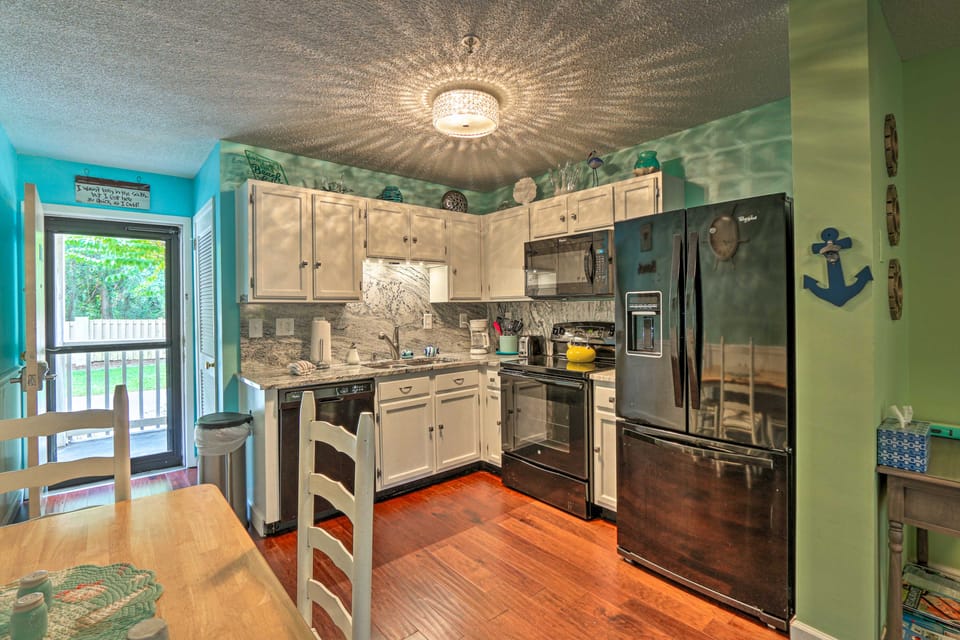 Beach + Pool Access: Colorful Hilton Head Condo! Apartment in Hilton Head Island