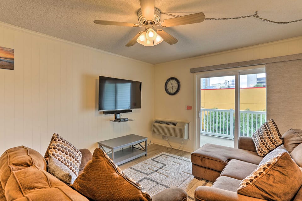 Walk to Ocean: Cozy Condo in North Myrtle Beach! Apartment in North Myrtle Beach