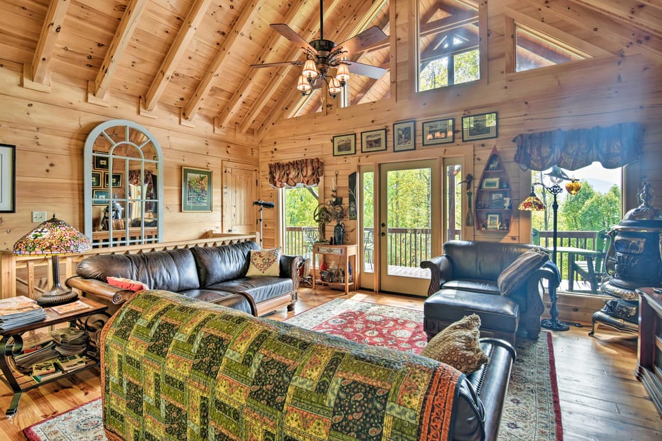 Cabin w/ BBQ + Games - Walk to Blue Ridge Parkway! House in Great Smoky Mountains