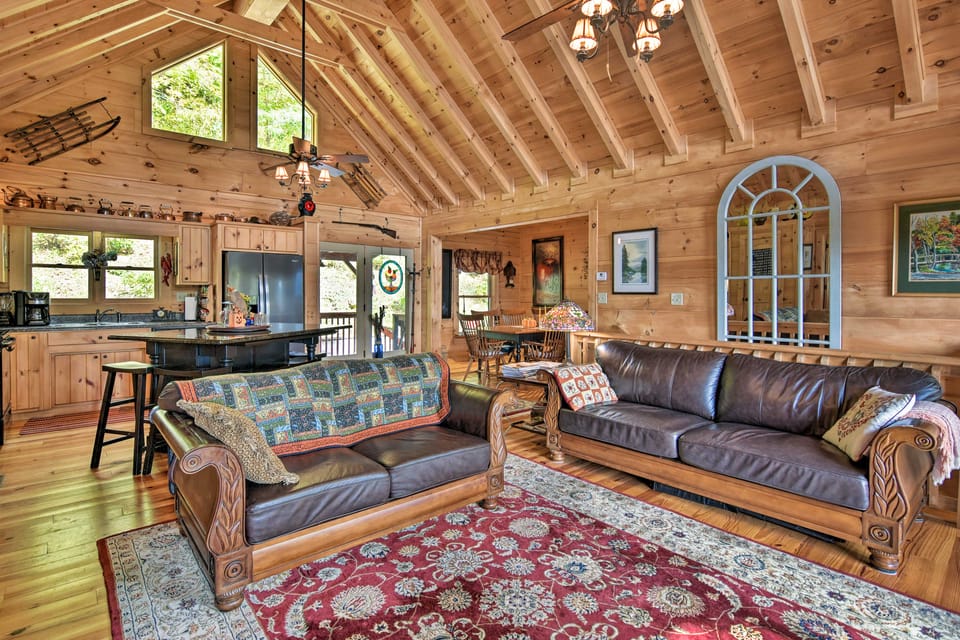 Cabin w/ BBQ + Games - Walk to Blue Ridge Parkway! House in Great Smoky Mountains