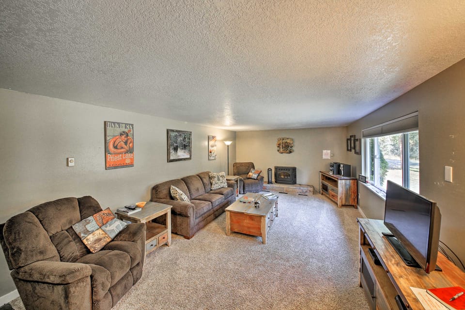 Quaint Priest Lake Cabin w/ Patio < 1 Mi to Lake! House in Priest Lake