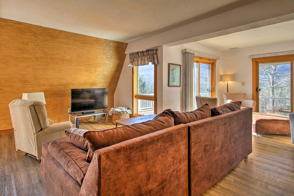 Hot Tub & Moat Mtn Views: North Conway Townhouse Apartment in North Conway
