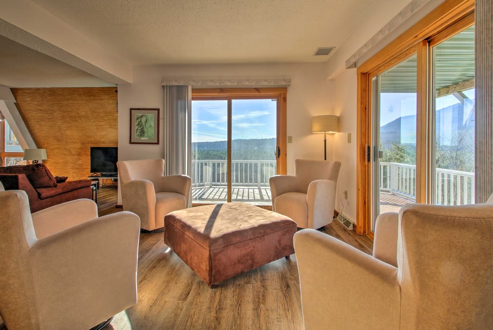 Hot Tub & Moat Mtn Views: North Conway Townhouse Apartment in North Conway
