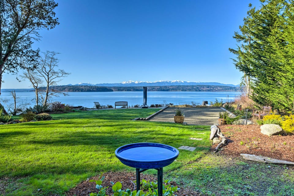 Mid-Century Cabin w/ Deck & Puget Sound Vistas! House in Hansville