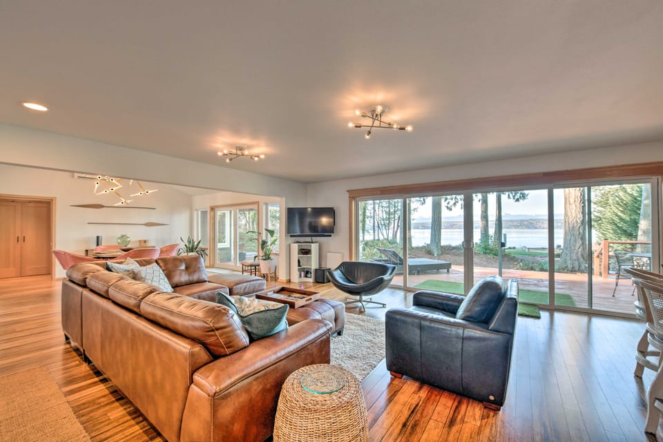 Mid-Century Cabin w/ Deck & Puget Sound Vistas! House in Hansville