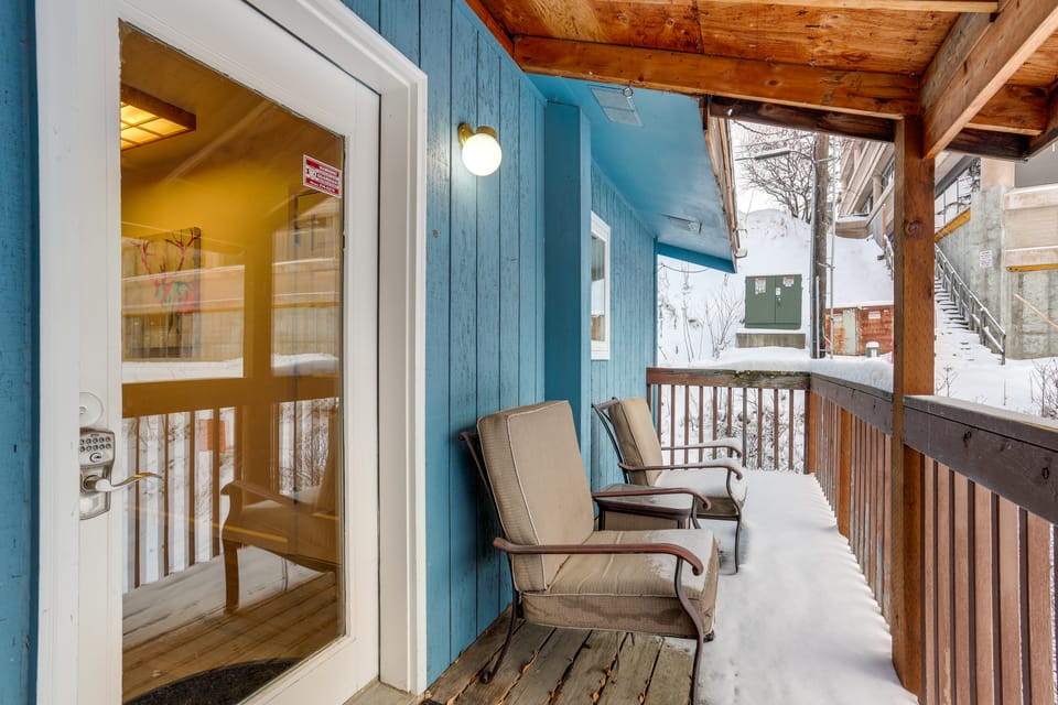 Waterfront Apt, Walk to Town & Coastal Trail! Apartment in Anchorage