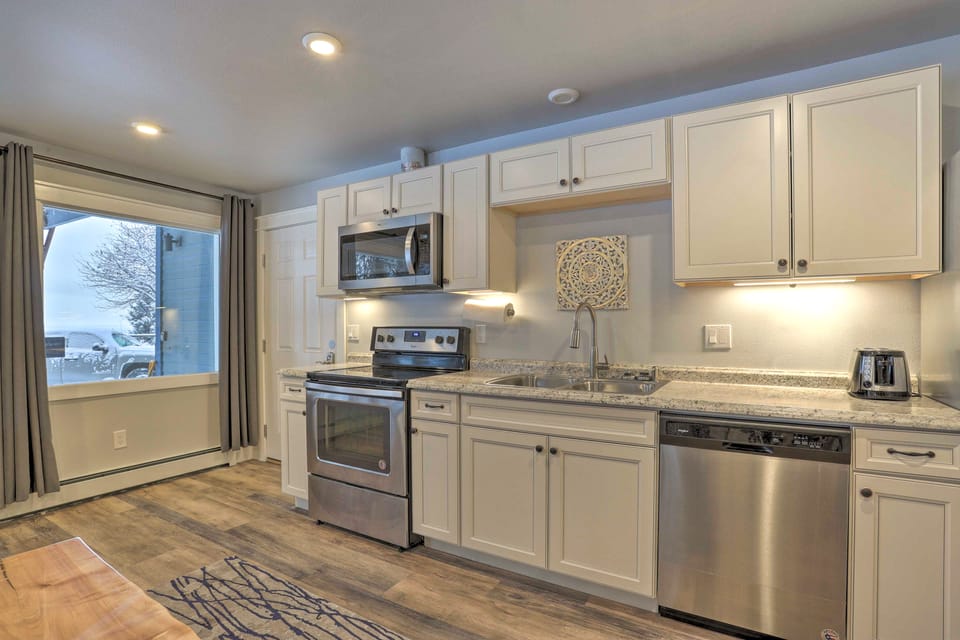 Modern Anchorage Getaway, Steps from Coastal Trail Apartment in Anchorage