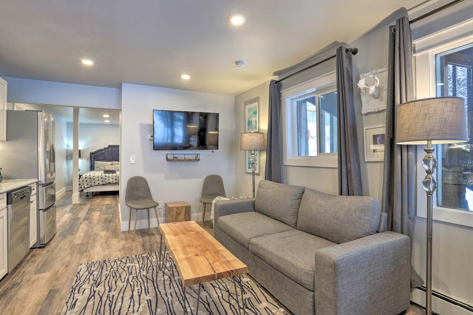 Modern Anchorage Getaway, Steps from Coastal Trail Apartment in Anchorage