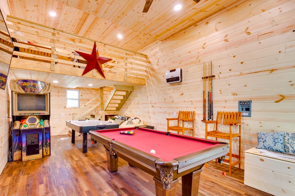 Ellijay Hideaway w/ Hot Tub, Views & Game Room! House in Georgia