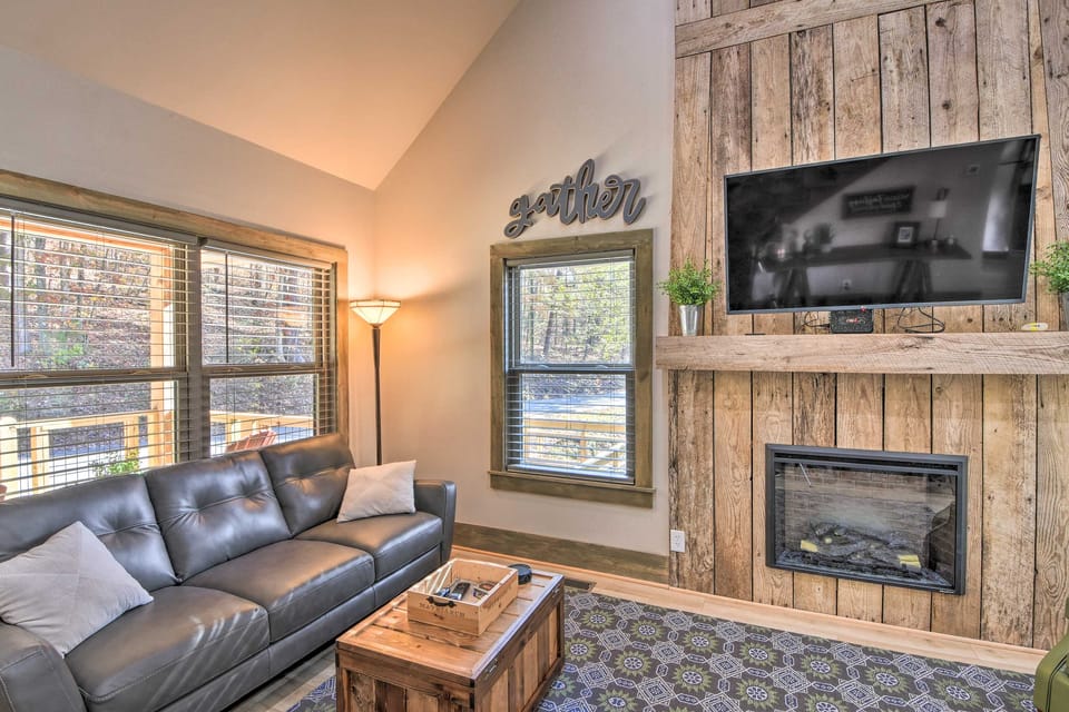 Creekside Craftsman Retreat in North GA Mountains! House in Georgia