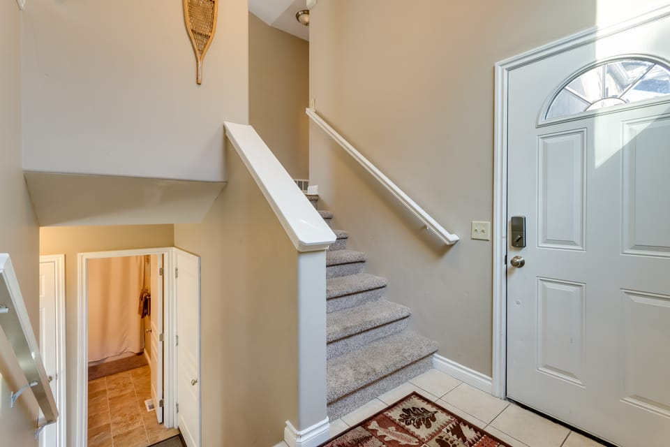 Accommodating Anchorage Abode < 1 Mi to Jewel Lake Apartment in Anchorage