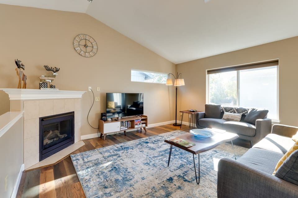 Accommodating Anchorage Abode < 1 Mi to Jewel Lake Apartment in Anchorage