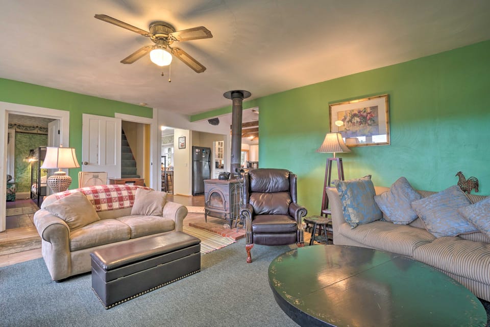 Vintage Farmhouse ~ 2 1/2 Mi to Mount Pleasant Ski House in Lake Erie