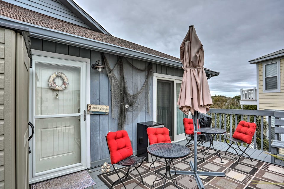 Breezy Murrells Inlet Condo w/ Deck: Walk to Beach Apartment in Garden City