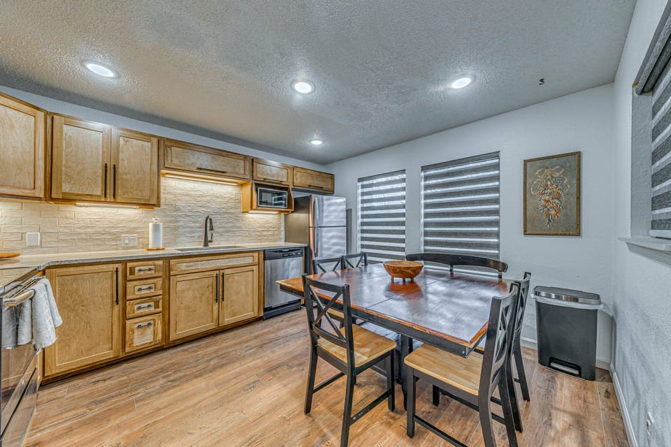 Spacious Ruidoso Retreat w/ Hot Tub & 2 Kitchens! Apartment in Ruidoso