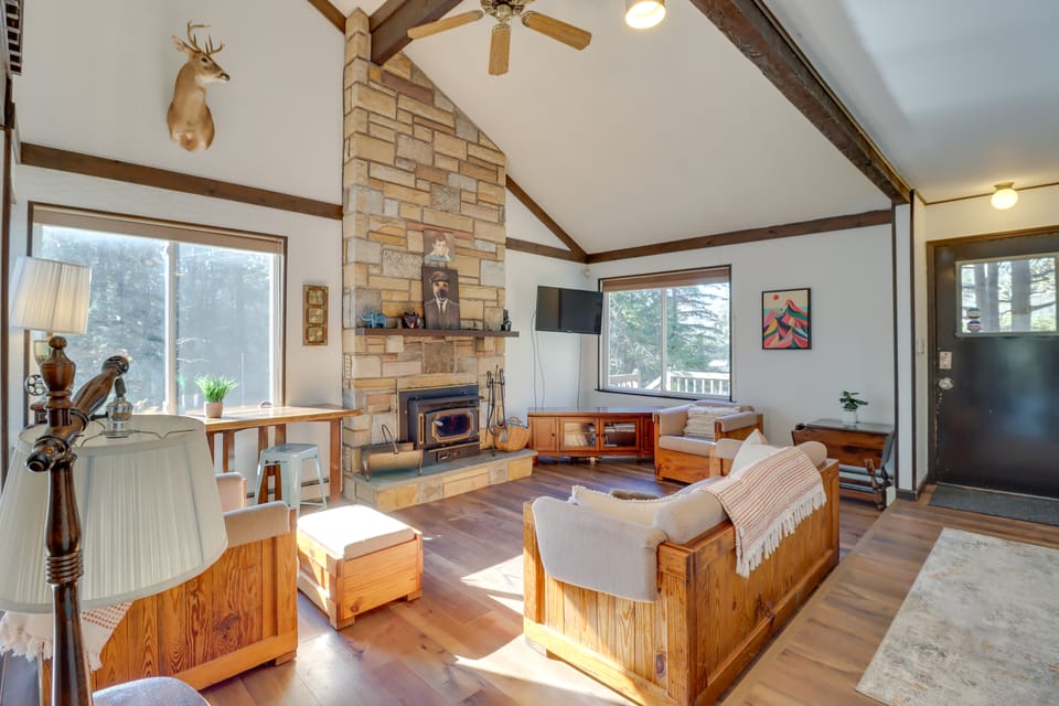 Near Skiing: Lakefront Gem w/ Kayaks in Long Pond House in Pocono Mountains
