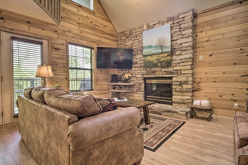 Hot Tub & Private Deck: Rustic Pigeon Forge Cabin House in Pigeon Forge