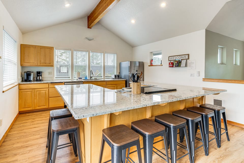 4 Blocks to Rockaway Beach! 'T & T By The Sea' Gem House in Rockaway Beach