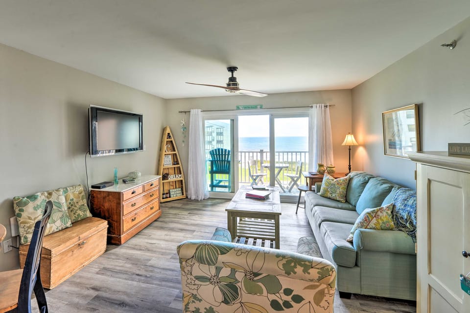 Airy Oceanfront Condo: Beach Views & Pool Access! Apartment in North Topsail Beach