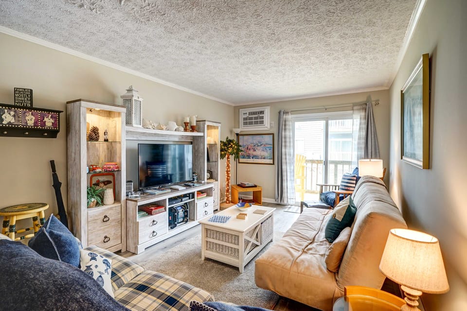 Oceanfront Topsail Beach Retreat - Steps to Shore! Apartment in North Topsail Beach