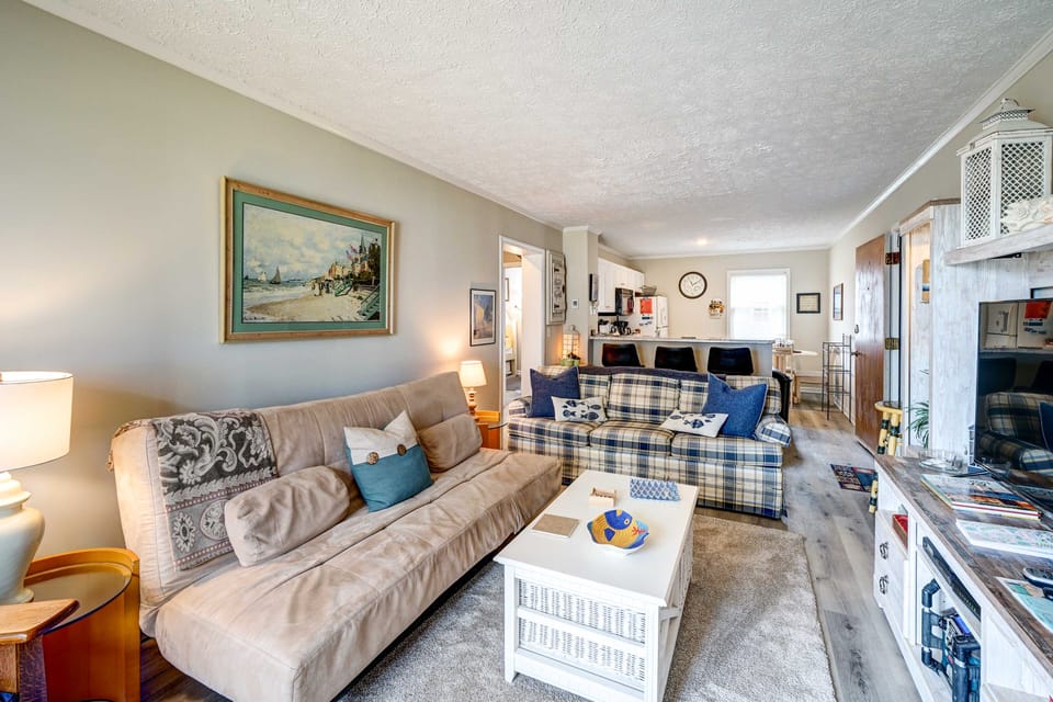 Oceanfront Topsail Beach Retreat - Steps to Shore! Apartment in North Topsail Beach