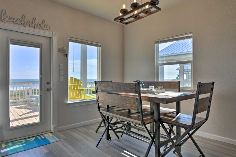 'Sea Shell Chalet': Oceanfront Surfside Beach Gem House in Surfside Beach