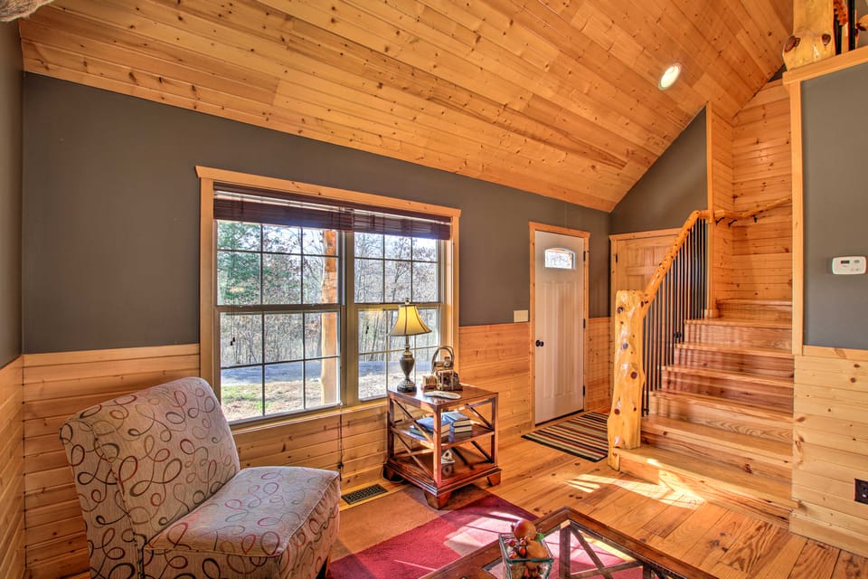 Close to Vineyards: Updated New Haven Retreat! House in Ozark Mountains