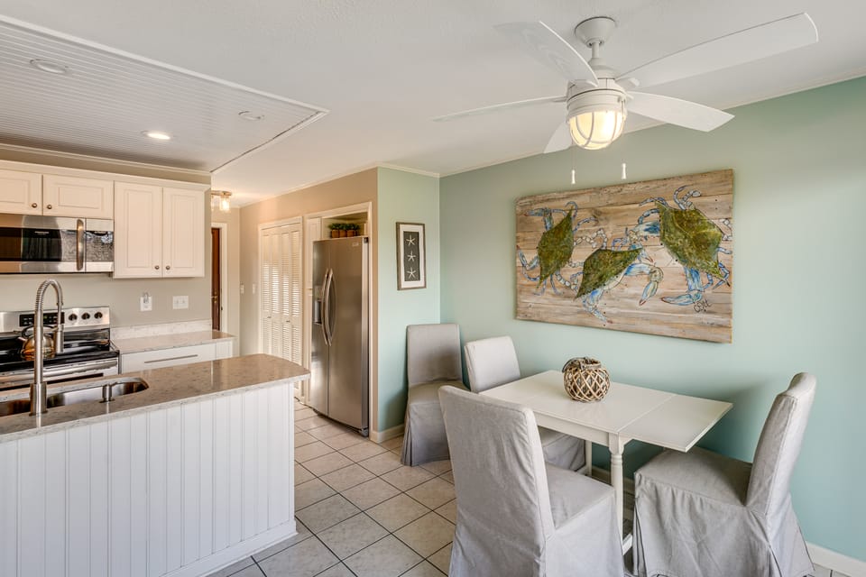 Golf Course Views! Couple's Retreat in Diamondhead Apartment in Diamondhead