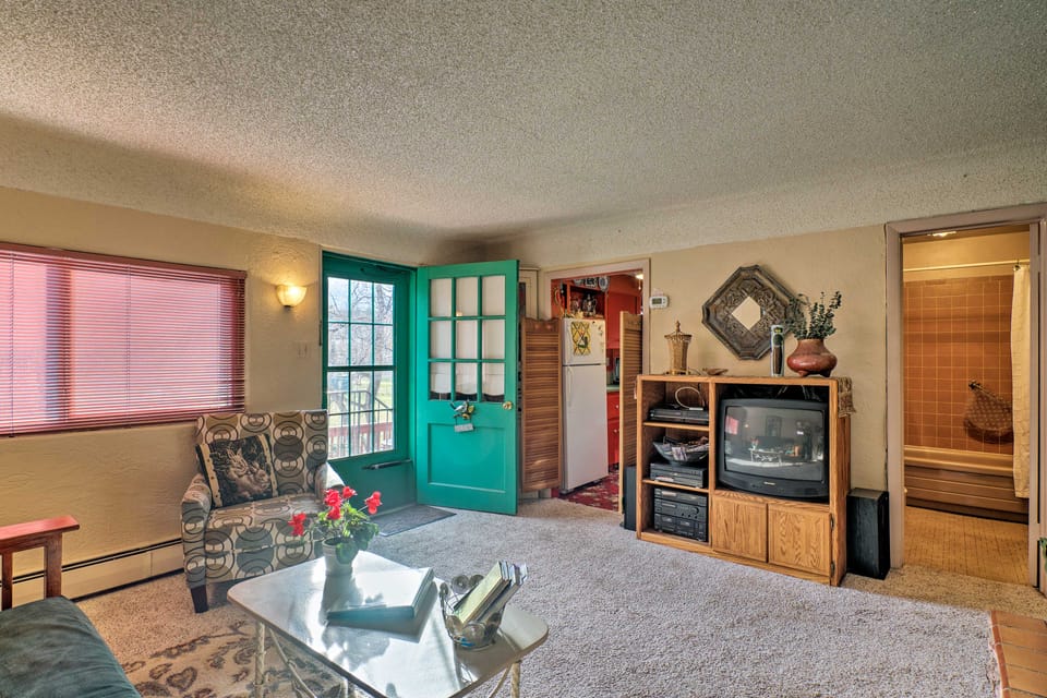 Colorful Bungalow By Pikes Peak/Garden of the Gods House in Manitou Springs