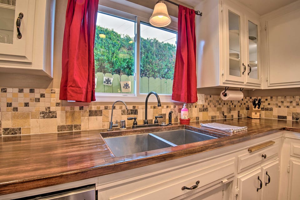 Arcadia Home w/ Sunroom & Deck in Central Location House in Arcadia