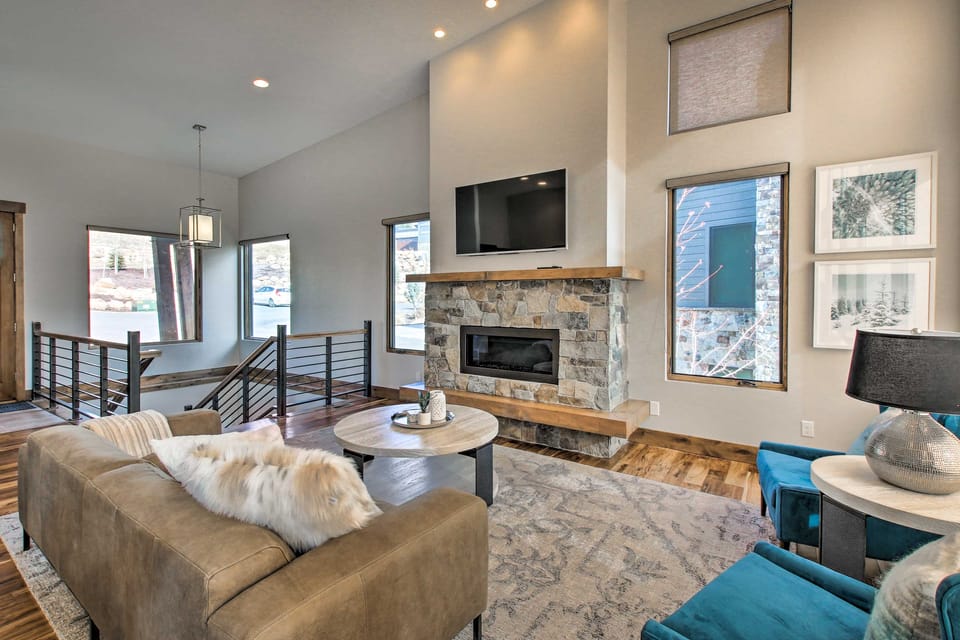Modern Townhome w/ Mtn Views < 7 Mi to Ski Resorts Apartment in Utah