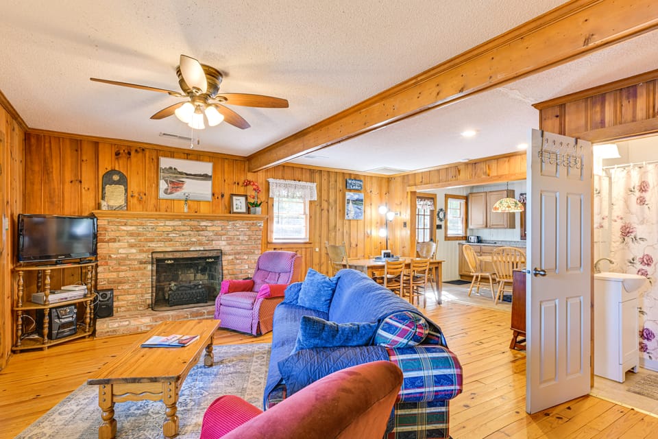 Private Dock & Beach! Lake Norman Cottage Hideaway Cottage in Westport