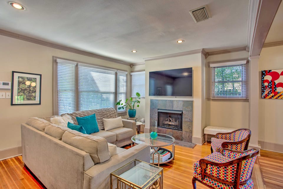Dallas Couples Retreat: Walk to Lower Greenville! Cottage in Dallas