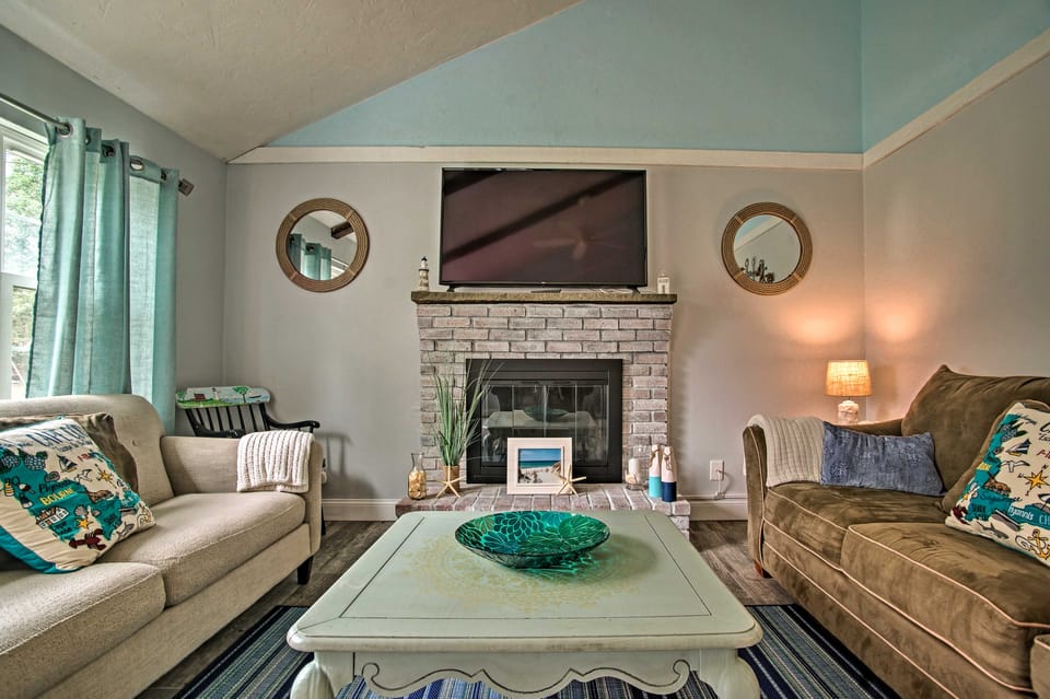 Walk to Haigis Beach: Cape Cod Retreat w/ Deck! House in Dennis Port
