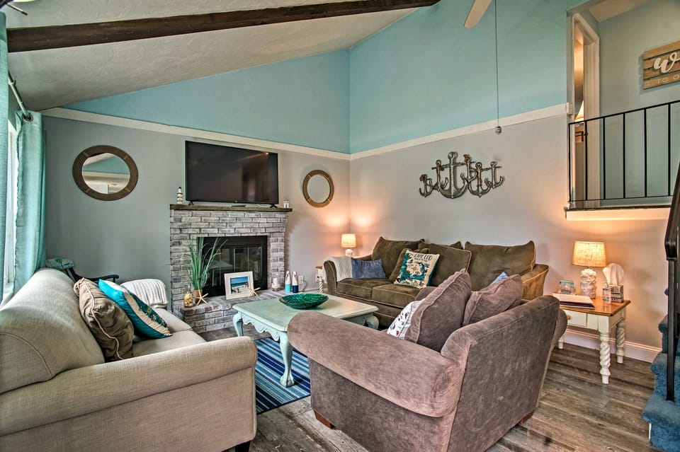 Walk to Haigis Beach: Cape Cod Retreat w/ Deck! House in Dennis Port