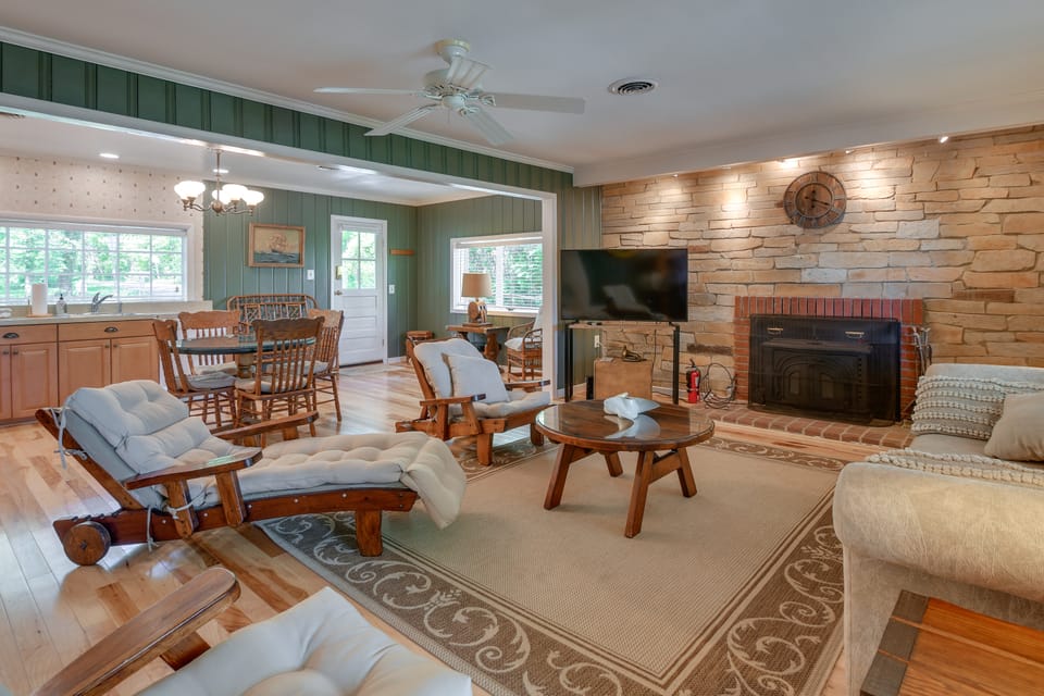 Waterfront Annapolis Cottage: Fire Pit & Pier Cottage in Anne Arundel County