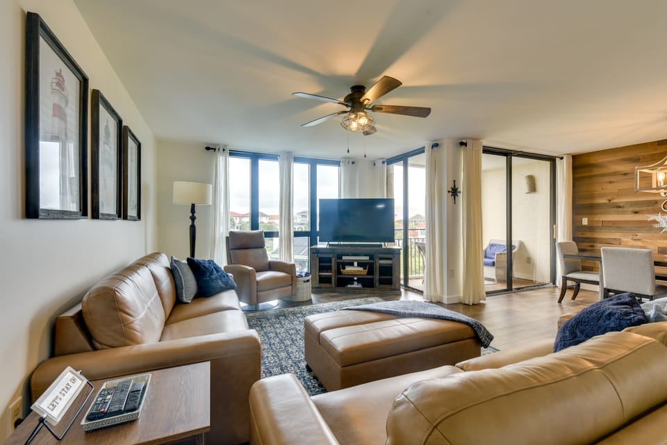 Airy Destin Condo w/ Pool - Walk to Private Beach! Apartment in Destin