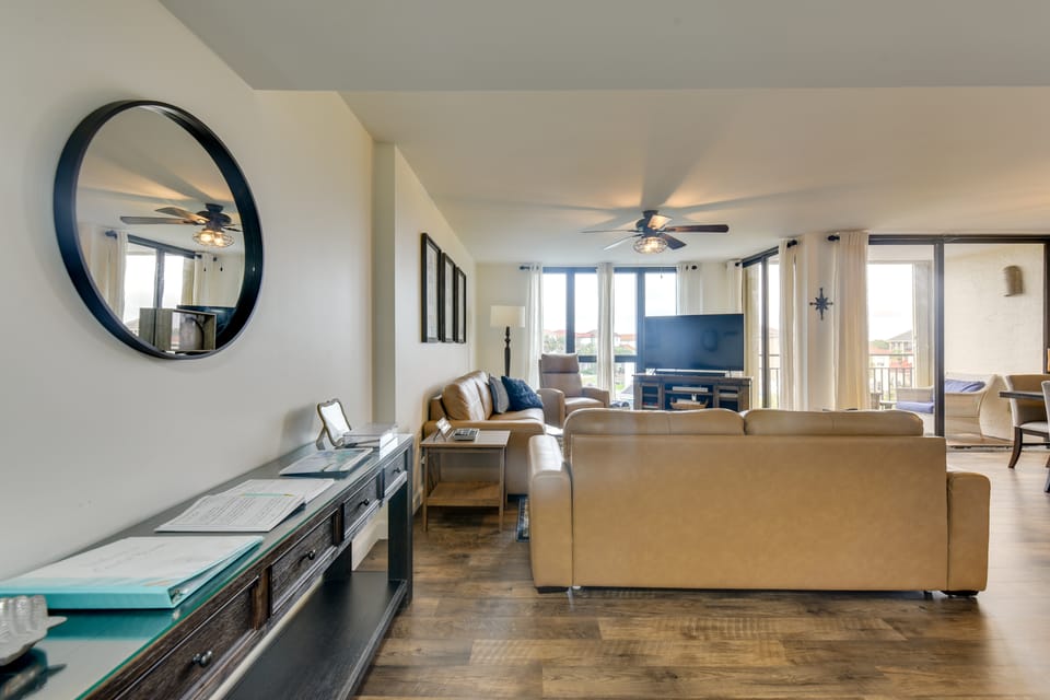 Airy Destin Condo w/ Pool - Walk to Private Beach! Apartment in Destin