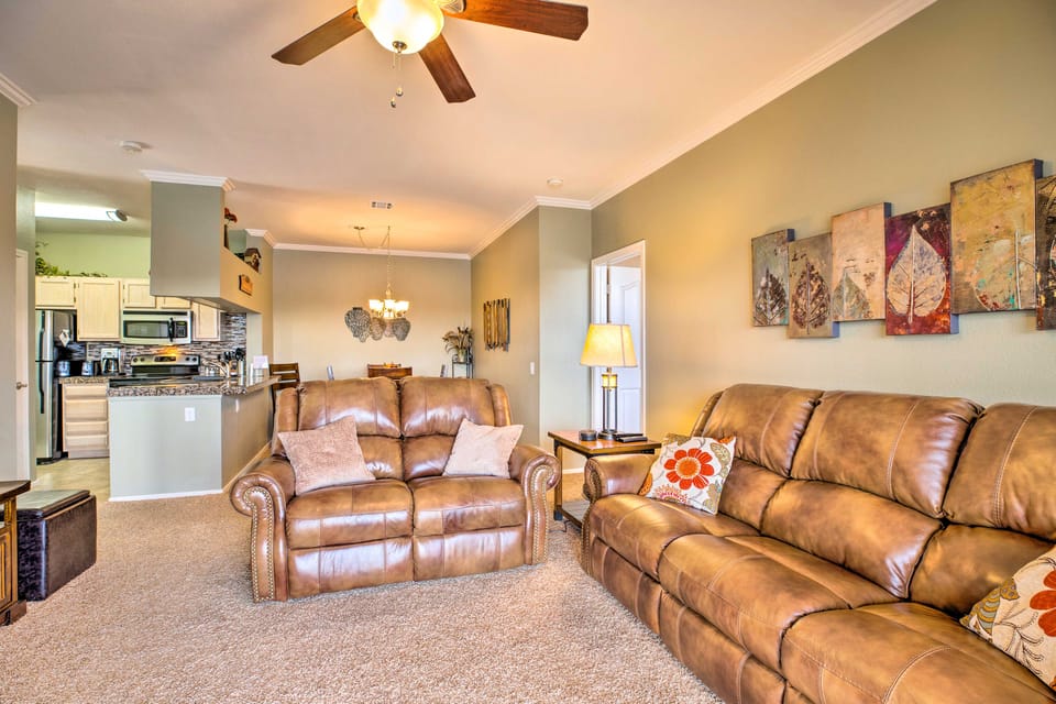 Lake-View Balcony + Resort Perks: Phoenix Retreat! Apartment in Phoenix