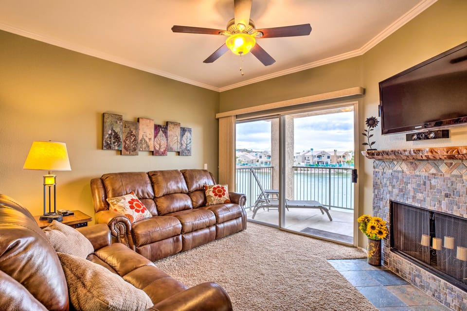 Lake-View Balcony + Resort Perks: Phoenix Retreat! Apartment in Phoenix